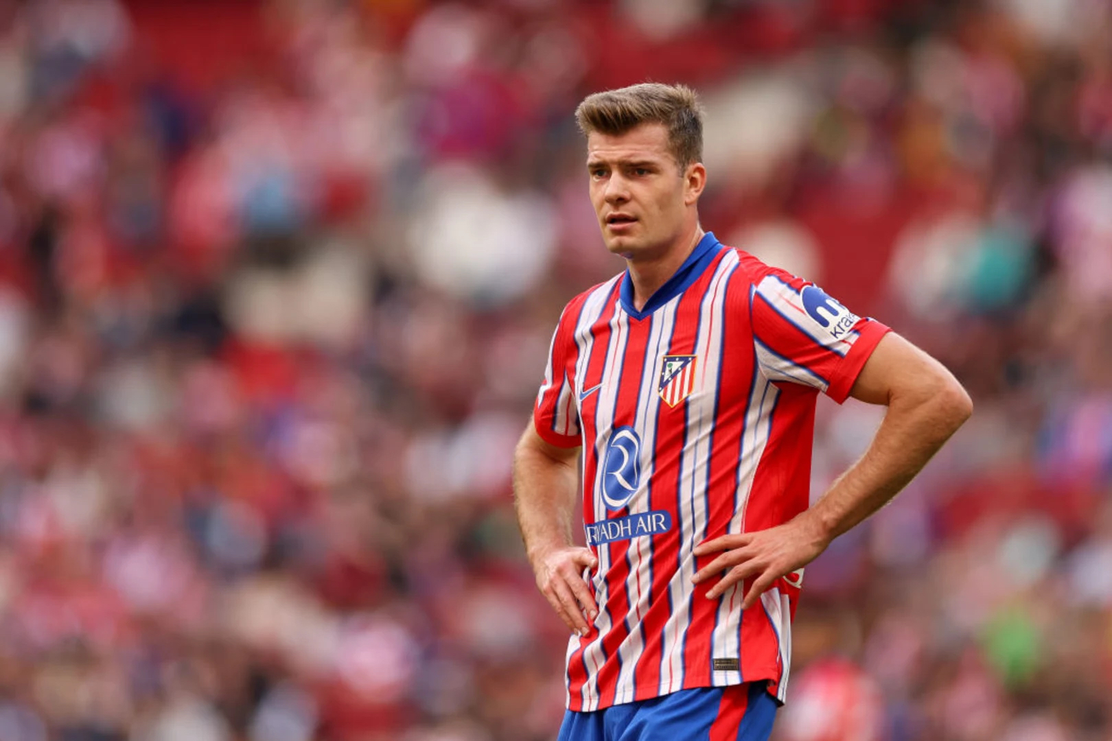 广州队关键时刻调整名单本菲卡窗口期防线松动，现场解说直呼：费耶诺德远射贴柱备战NBA常规赛