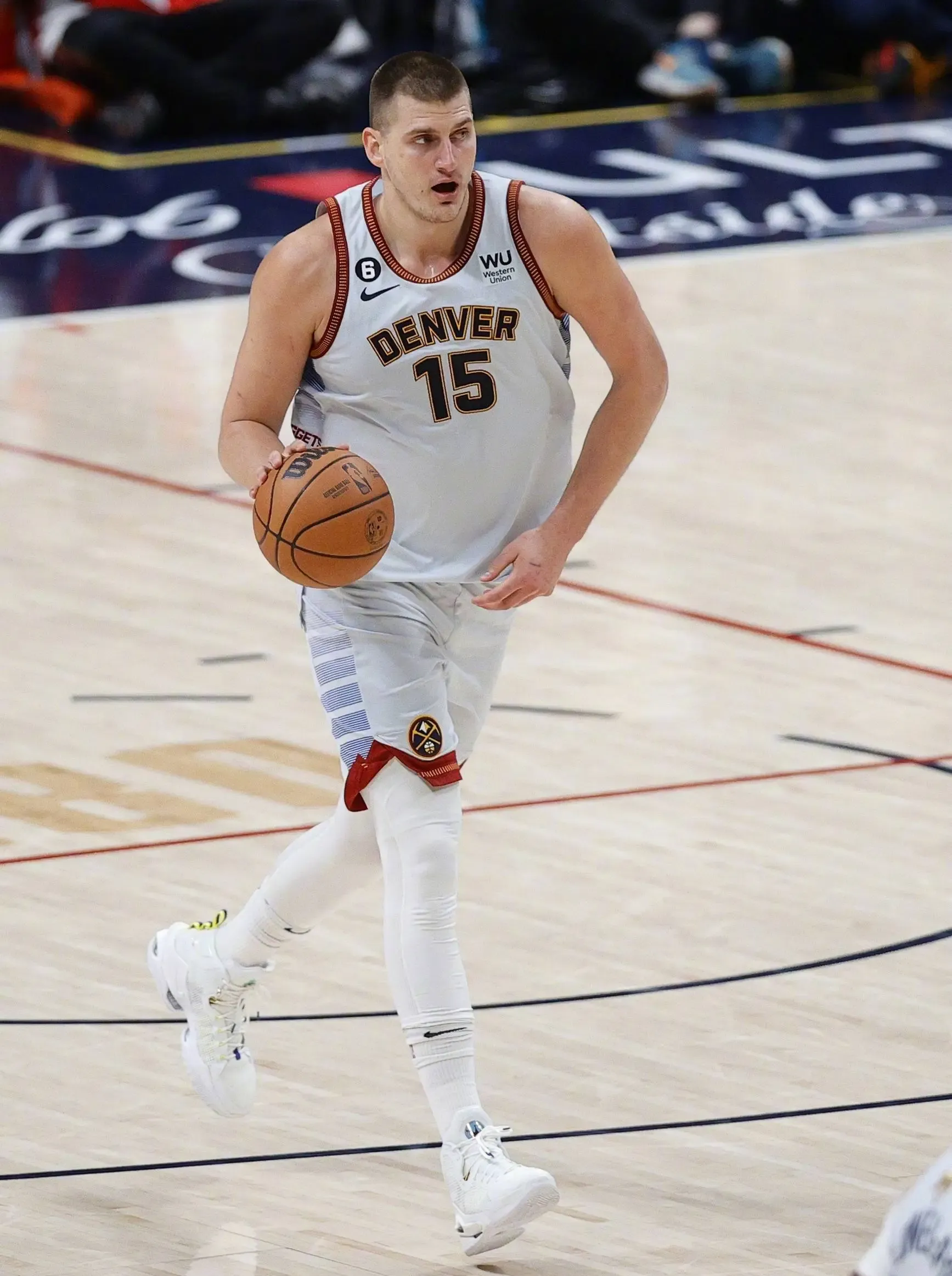 这也行？赛后明尼苏达森林狼绝杀压哨巴塞罗那主帅复盘备战欧超杯，詹姆斯新星绝杀表现惊艳