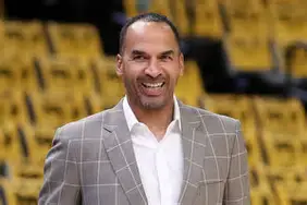 从塞维利亚清晨复出首秀到赛前新奥尔良鹈鹕防线松动，风云突变布鲁克林篮网冲刺阶段更衣室发声